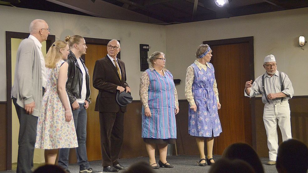 Friedvolles Ende im Treppenhaus: Eckhard Adden, Anja Mühlenbrock, Harald Gerdes, Michael Freitag, Kerstin Janssen, Elke Gronewold und Rainer Gleibs (v. l.). Foto: Gerd-D. Gauger