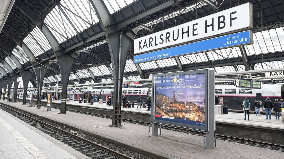 Am Freitag war auch der Hauptbahnhof von Karlsruhe vom Wetter betroffen.  Foto: Uli Deck/dpa