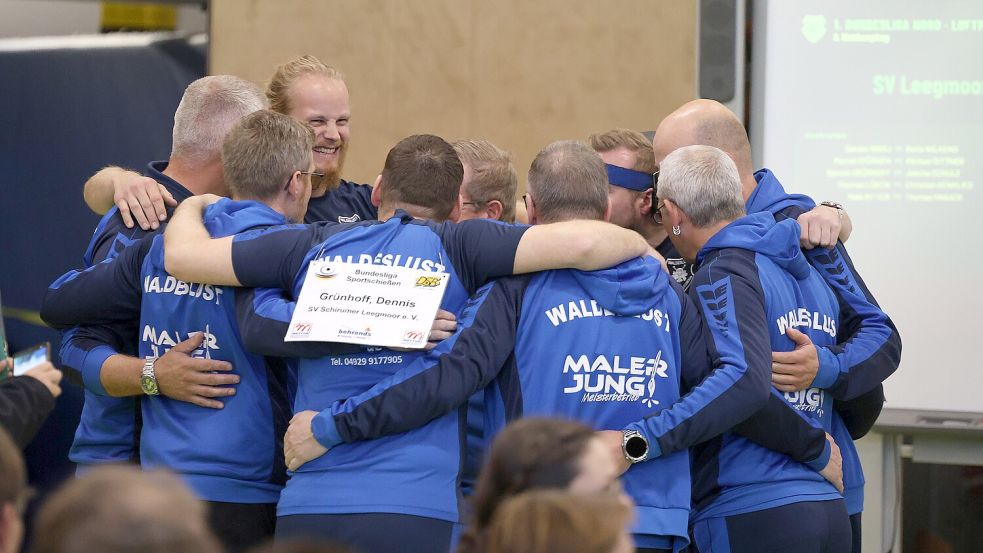 Endlich: Die Leegmoorer Bundesligaschützen jubeln nach dem ersten Saisonsieg in der Bundesliga Nord gegen Lindwedel. Foto: Wilfried Gronewold