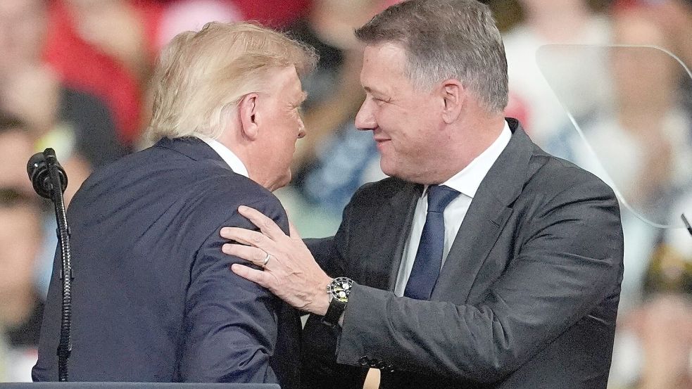 Zu beider Nutzen: US-Präsident Donald Trump begrüßt Audi-Vorstandschef Gernot Döllner bei einer Wahlkampfveranstaltung in Georgia. Foto: Mike Stewart/AP/dpa