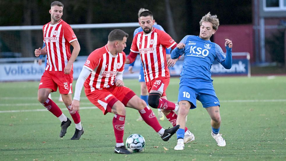 Der SV Großefehn (Rot-Weiß) gab das Spiel in Esens erst in der Schlussphase aus der Hand. Foto: Jens Doden (Blomberg)