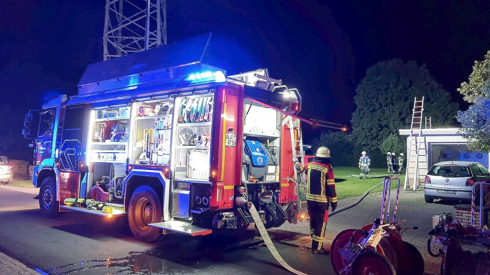 Ein Schuppenbrand hat die Feuerwehr Wiesmoor am Samstagabend beschäftigt. Foto: Jan-Marco Bienhoff/Feuerwehr
