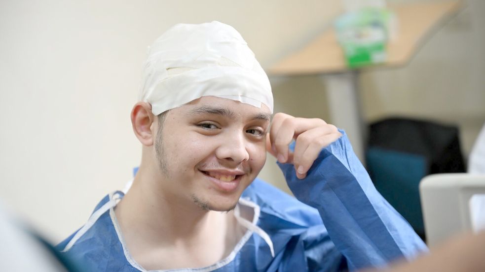 Ahmed al-Chair lächelt, als er den Ton der Videos seiner Tanzauftritte hört. Foto: Michael Brandt/dpa