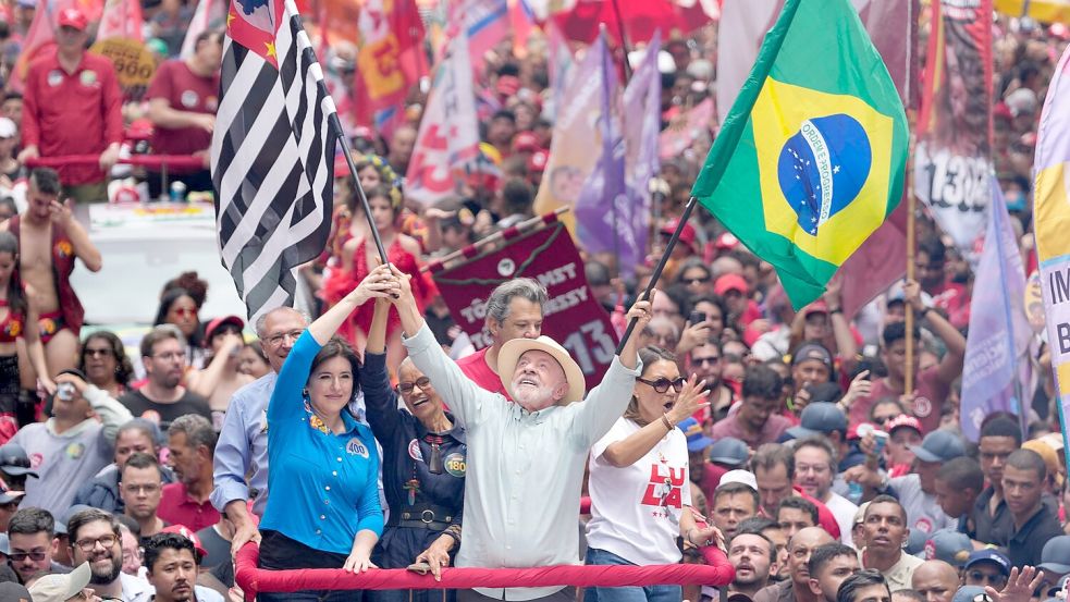 Der Linkspolitiker Lula wurde zum Sieger der Präsidentenwahl erklärt. Foto: Andre Penner/AP/dpa