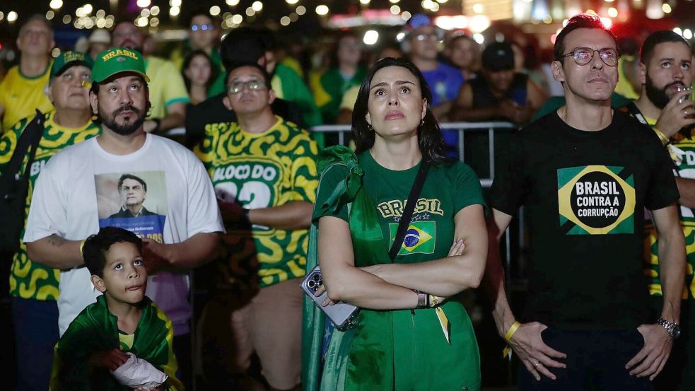 Anhänger des rechten Herausforderers Flávio Bolsonaro reagierten fassungslos. Foto: Bruna Prado/AP/dpa