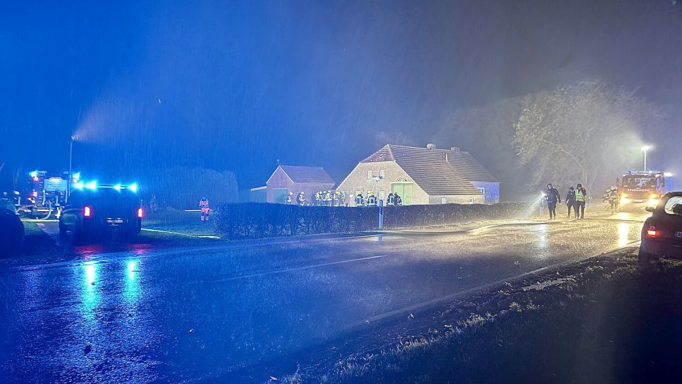 Feuerwehr und Polizei waren am Sonntagabend in Westerholt im Einsatz. Foto: Holger Janssen