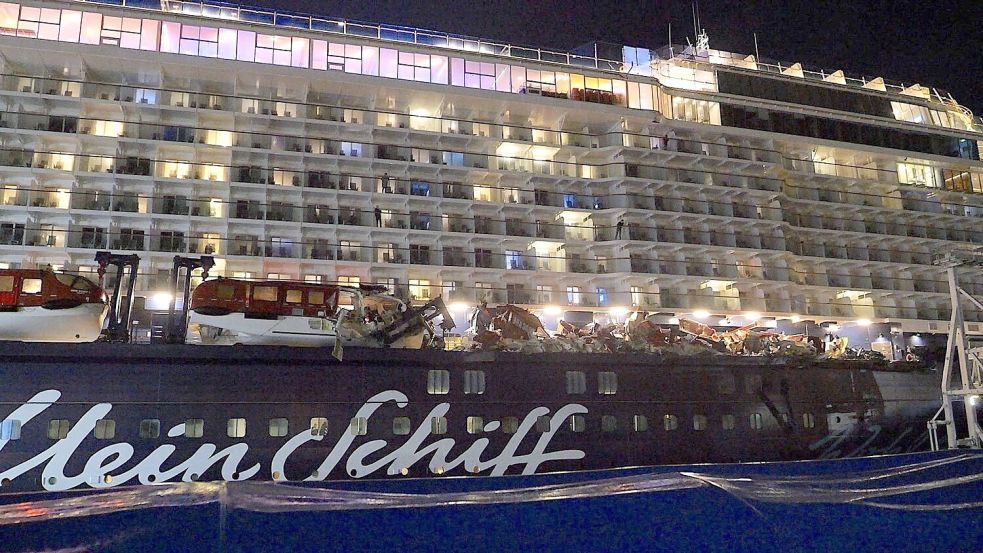 Die Passagiere konnten nach dem Unfall zunächst auf dem Schiff bleiben.  Foto: Jörn Hüneke/dpa