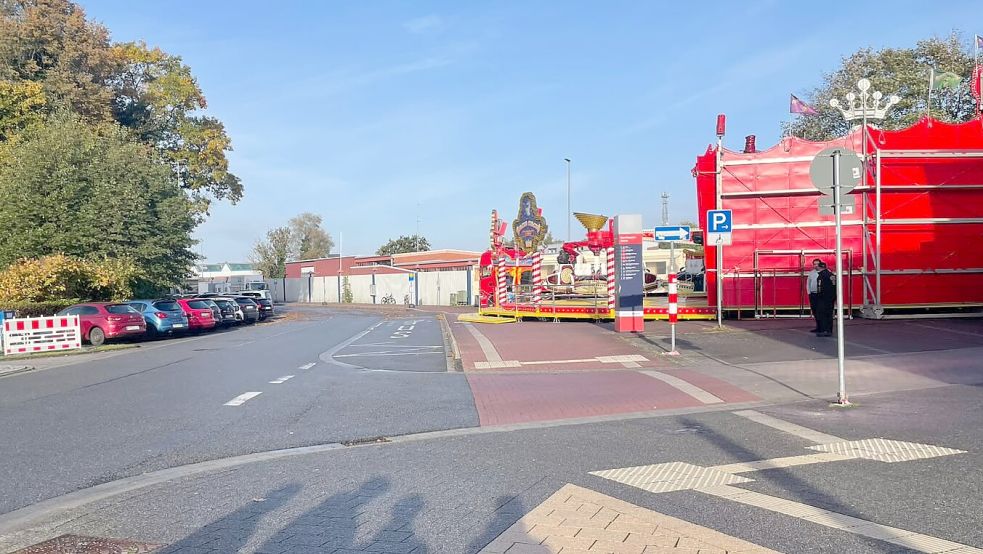 Auf dem Parkplatz an der Sparkassen-Arena laufen bereits Tage vor dem offiziellen Start die Vorbereitungen für den Herbstmarkt 2026. Für Autofahrer, die einen Parkplatz suchen, gibt es Alternativen. Foto: Mats Meyendriesch