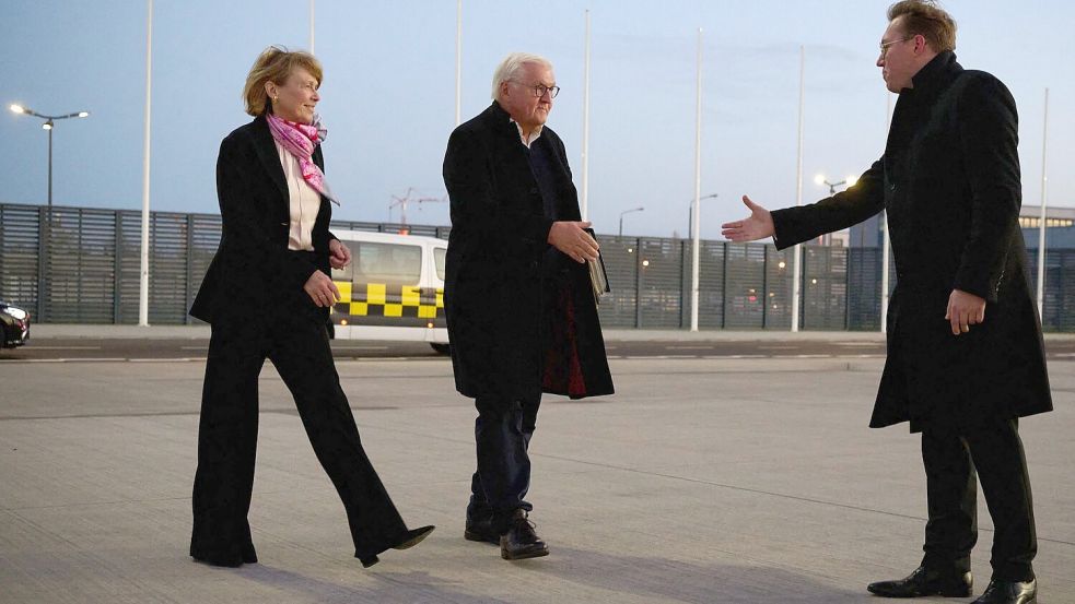 Steinmeier brach am frühen Morgen nach China auf. Foto: Katharina Kausche/dpa