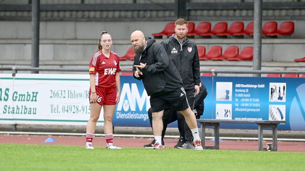 Die SpVg-Frauen erlebten einen rabenschwarzen Nachmittag. Trainer Tammo Pfeiffer (Mitte) konnte es nicht fassen. Foto: Jens Doden (Blomberg).