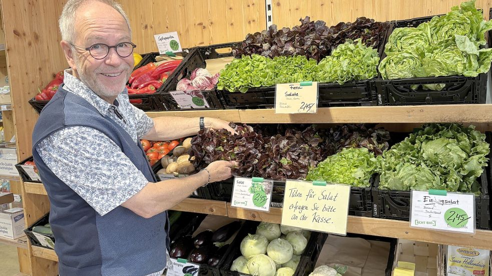 Thomas Baier bei dem, was er liebt: den Umgang mit Biolebensmitteln. Nach 22 Jahren muss er seinen Bioladen nun schweren Herzens schließen. Foto: Mieke Matthes