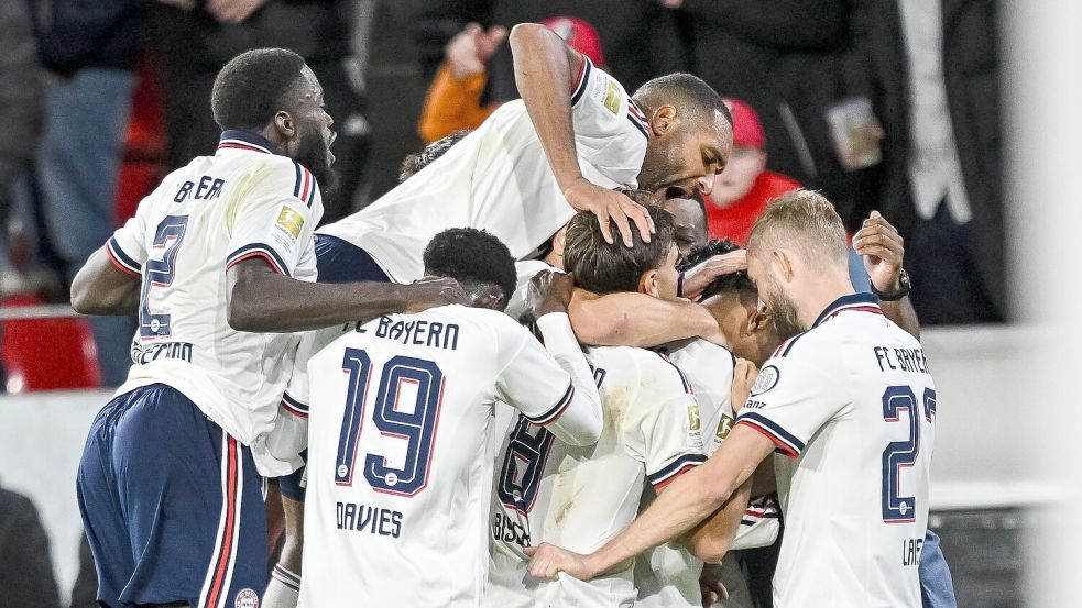 Rücken noch enger zusammen: Die Bayern-Spieler nach dem 3:1 in Freiburg. Foto: Harry Langer/dpa