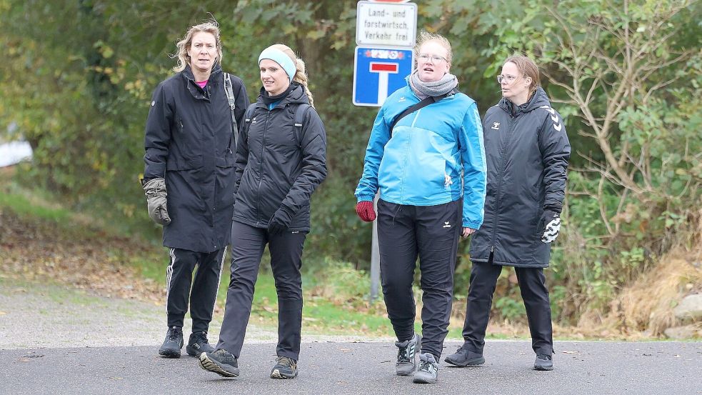 Rahes Gummigruppe mit Marion Reuter (von links), Daniela Köllmann, Daniela Bokker und Ramona Gerdes verlor das Duell gegen Stedesdorf. Ihre Blicke sprechen Bände: Es läuft zur Zeit nicht rund beim Vizemeister. Foto: Wilfried Gronewold