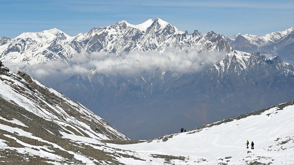 Wanderer gehen am Thorong La Pass in der Annapurna-Region. (Illustration) Foto: Elisa Schu/dpa