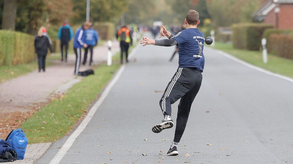 Dietrichsfeld, hier mit Hendrik Collmann, verlor das Pfälzerderby gegen Pfalzdorf nur knapp. Foto: Wilfried Gronewold