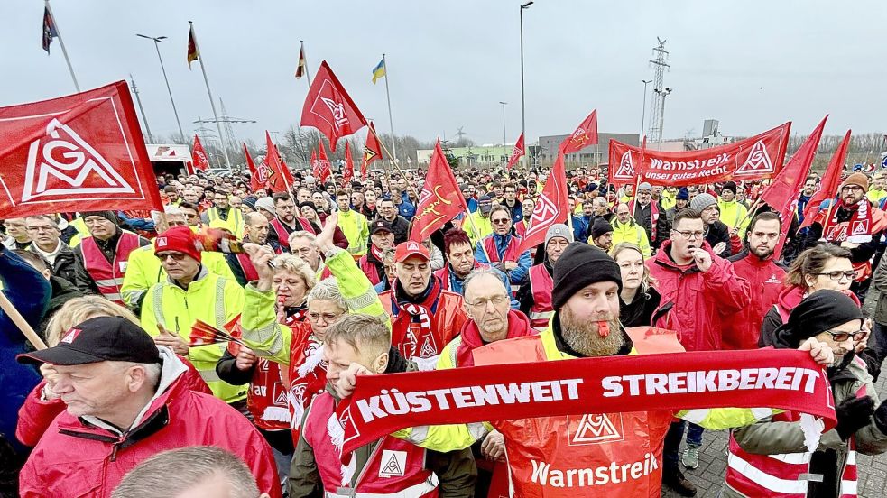 Küstenweit streikbereit: Wie hier bei VW in Emden vor zwei Jahren gibt sich die IG Metall auch jetzt wieder kämpferisch. Foto: Klaus Ortgies/Archiv