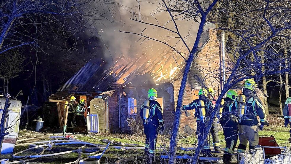 Gegen das Feuer, das in der Leezdorfer Moorkate wütete, war die Feuerwehr machtlos. Foto: Carsten Redenius/Feuerwehr