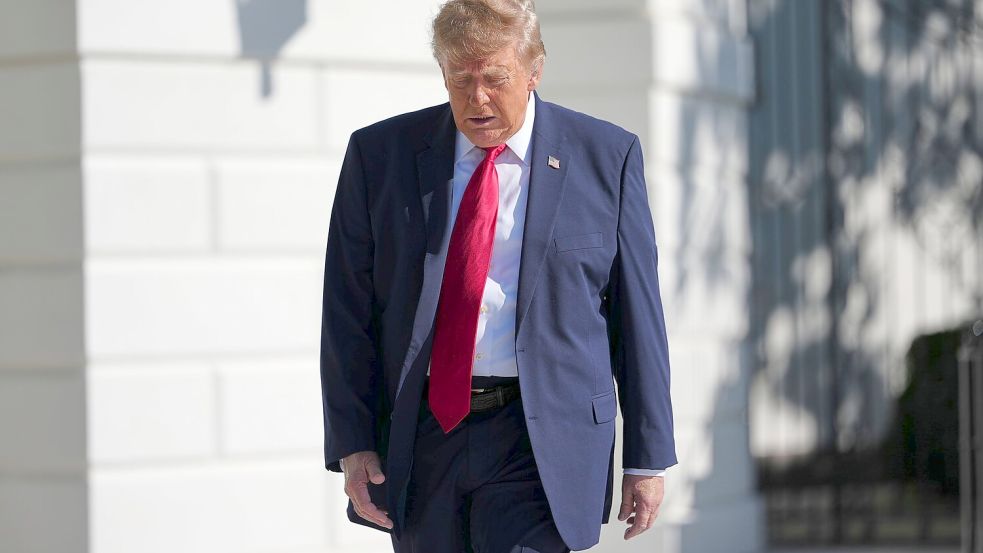 Einige Demokraten fordern die Einsetzung eines unabhängigen Sonderermittlers, um Verbindungen von US-Präsident Donald Trump zum Sexualstraftäter Jeffrey Epstein unter die Lupe zu nehmen. (Archivbild) Foto: Julia Demaree Nikhinson/AP/dpa