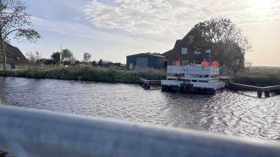 Auf eine letzte Fahrt musste Kurbelfähre „Fehntje“ mit den Bauhofmitarbeitern und Arbeitern der Voss Werft noch gehen. Nur so konnte sichergestellt werden, dass auch alle Seile vor dem aus dem Wasser holen gekappt sind. Foto: Christin Wetzel