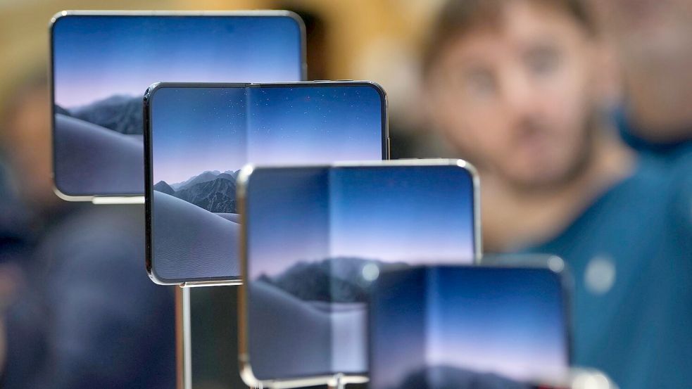 Bei einigen wenigen Nutzern tauchten recht schnell nach dem Kauf Schäden am inneren Display auf. (Archivbild) Foto: Kin Cheung/AP/dpa