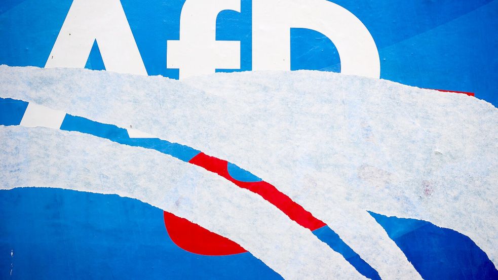 Dieses Wahlplakat der Alternative für Deutschland AfD ist teilweise abgerissen worden. Im Kreisverband Aurich-Emden bekommt das Bild der AfD allerdings auch Risse: Wegen interner Streitigkeiten verlassen Mitglieder die Partei. Das gilt auch für einige frisch gewählte Mandatsträger. Foto: Julian Stratenschulte/DPA