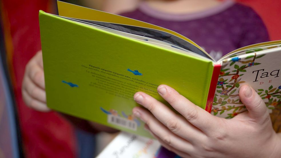 Gerade bei Kleinkindern ist regelmäßiges Vorlesen eminent wichtig, sagen Experten. (Symbolfoto) Foto: Fernando Gutierrez-Juarez/dpa