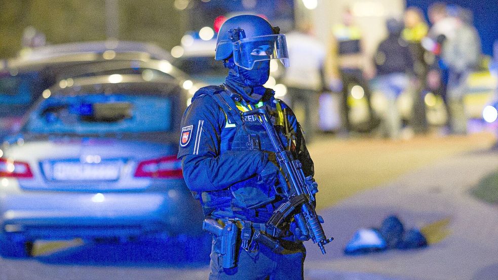 Zahlreiche, teils schwer bewaffnete Einsatzkräfte waren vor Ort. Foto: Moritz Frankenberg/dpa