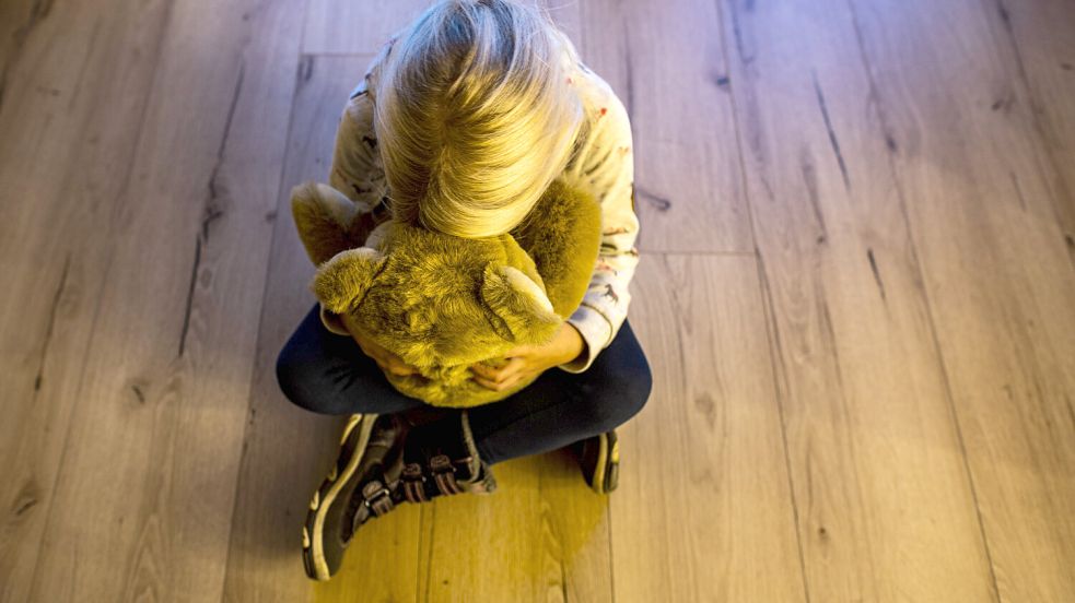 Wenn ein Jugendamt ein Kind aus seiner Familie nimmt, ist das ein massiver Eingriff? Doch was passiert, wenn die Maßnahme rechtswidrig war? Foto: IMAGO/Kirchner-Media