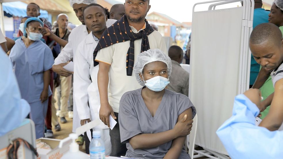Mitarbeiter des Gesundheitswesens sollen im Osten des Kongo eine Dosis des Ebola-Impfstoffs erhalten. (Archivbild) Foto: Sebastien Kitsa Musayi/AP/dpa