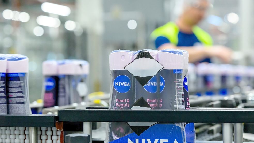 Zur Marke Nivea gehören etwa Deodorants. (Archivbild) Foto: Hendrik Schmidt/dpa