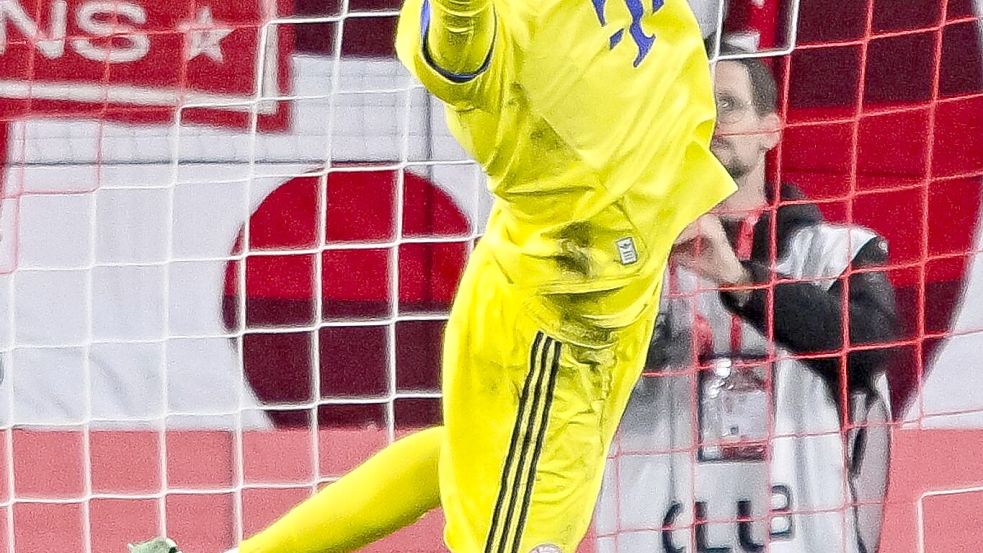 Jonas Urbig wird auch im Pokal wieder im Bayern-Tor stehen. Manuel Neuer fehlt weiter angeschlagen. (Archivbild) Foto: Harry Langer/dpa