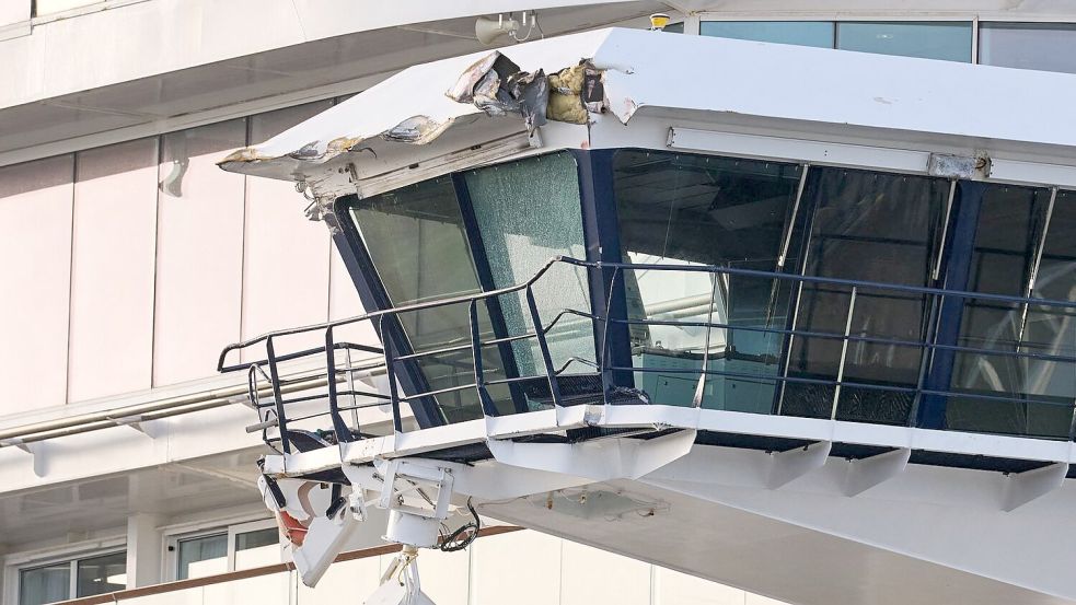 Die „Mein Schiff 3“ konnte nach der Kollision nicht weiterfahren. Foto: dpa/Sina Schuldt