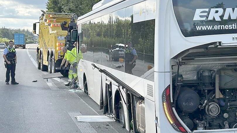 Mit Nagelsperren hatte die Polizei den Bus nach einer wilden Verfolgungsjagd in Ibbenbüren gestoppt. Foto: Frank Klausmeyer