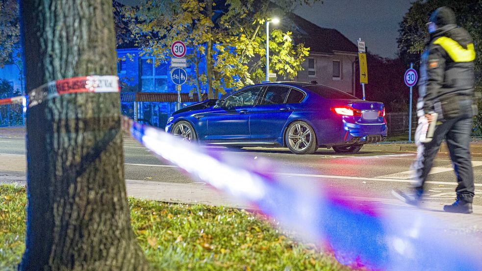 Ein BMW steht in der Nacht an einer Einsatzstelle in der Region Hannover. Einsatzkräfte haben zuvor auf ein Auto geschossen, dass zuvor in eine Gruppe von Menschen gefahren war. Foto: Moritz Frankenberg/dpa