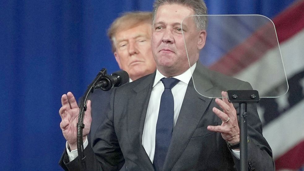 Donald Trump lud Döllner auf die Bühne ein - viele Menschen sehen es kritisch, dass er annahm. Foto: Mark Schiefelbein/AP/dpa