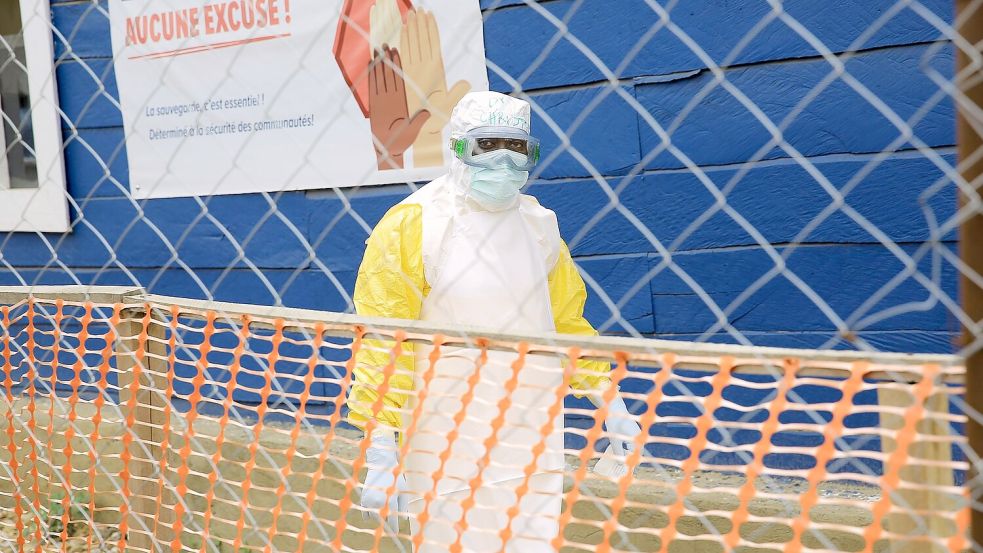 Das Virus wird durch Körperkontakt und Kontakt mit Körperflüssigkeiten übertragen. (Archivbild) Foto: Sebastien Kitsa Musayi/AP/dpa