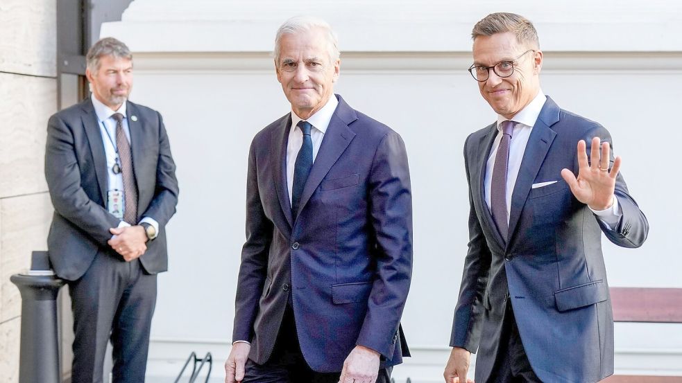 Alexander Stubb (r) und Jonas Gahr Støre haben mit dem russischen Präsidenten Wladimir Putin telefoniert. (Archivbild) Foto: Cornelius Poppe/NTB Scanpix/AP/dpa