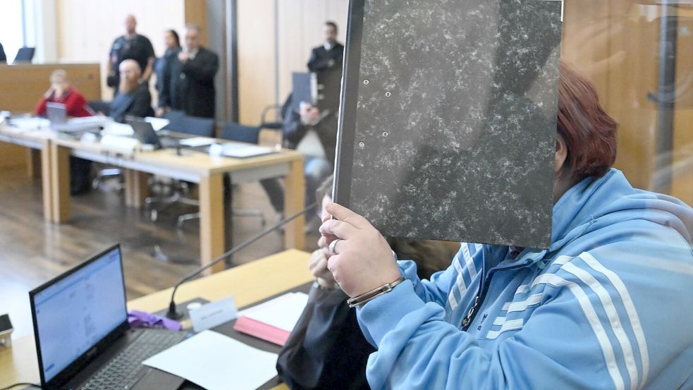 Die 29-jährige Angeklagte beantwortet als erste Fragen des Gerichts. Foto: Julian Stratenschulte/dpa