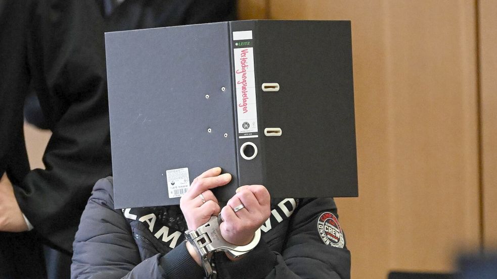 Einer der Angeklagten im Prozess um mutmaßliche Folter.  Foto: Julian Stratenschulte/dpa