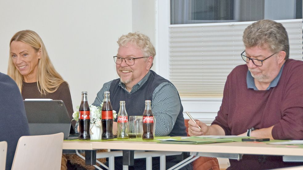 Brookmerlands Kämmerer Stephan Weers (hier eingerahmt von Osteels Noch-Bürgermeisterin Ida Bienhoff-Topp und Noch-Gemeindedirektor Gerhard Ihmels) kann trotz der desolaten Haushaltslage in den Brookmerlander Gemeinden noch lachen. Foto: Thomas Dirks