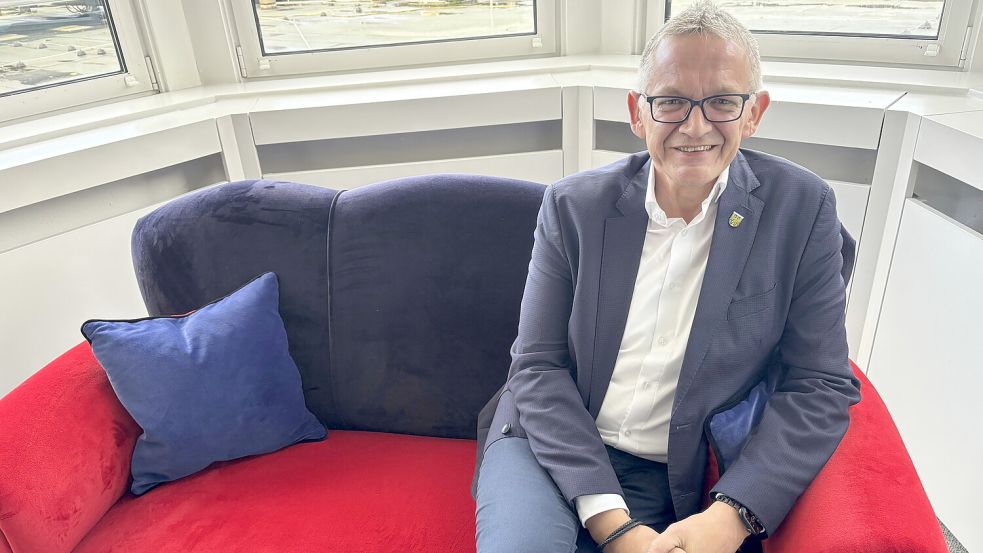 Sein Ostfriesensofa nimmt Olaf Meinen nach dem Auszug aus dem Auricher Kreishaus wieder mit ins heimische Strackholt. Foto: Aiko Recke