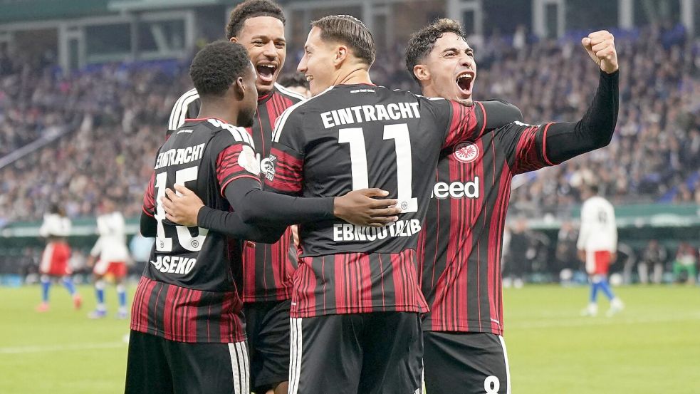 Frankfurt bejubelt den Auswärtssieg beim HSV. Foto: Marcus Brandt/dpa