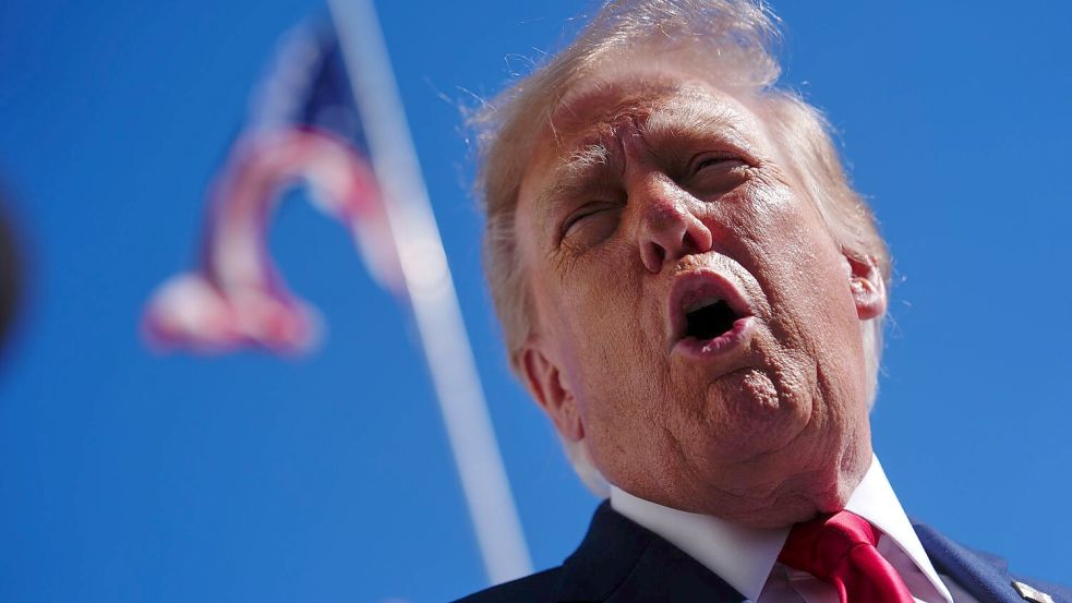 Trump will schon seit Wochen, dass alle „Superintelligenz“ statt KI sagen. (Archivbild) Foto: Julia Demaree Nikhinson/AP/dpa