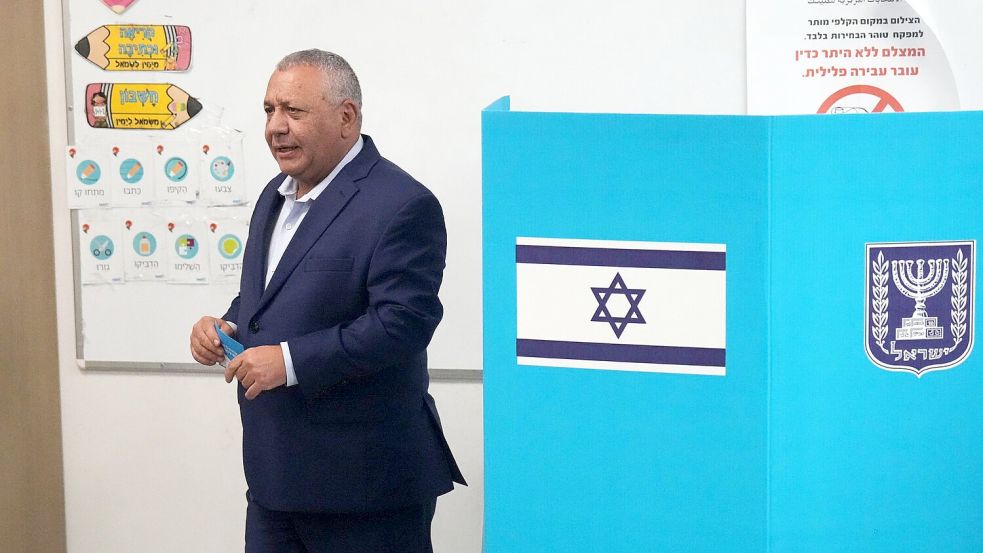 Ex-Militärchef Gadi Eisenkot bei der Stimmabgabe.  Foto: Ariel Schalit/AP/dpa