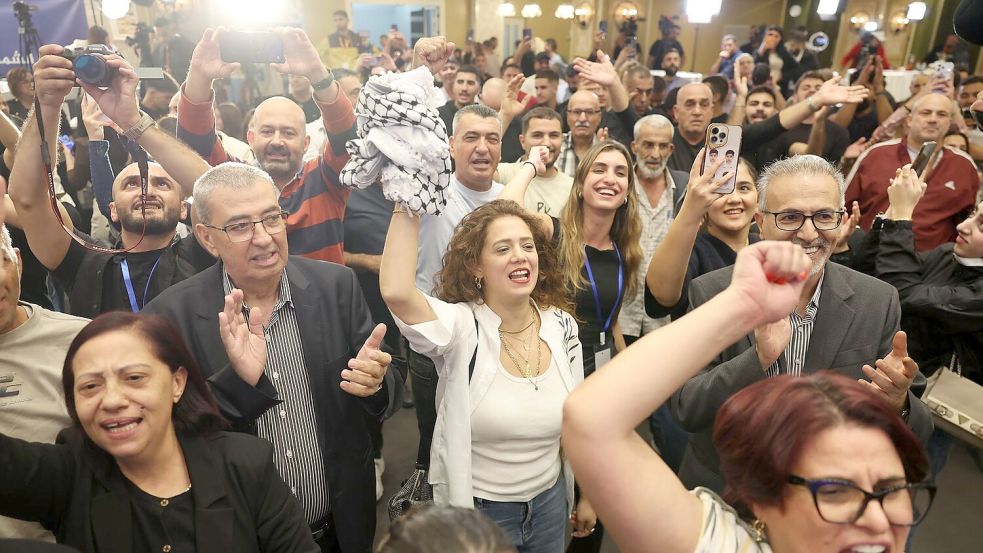 Anhänger der arabisch dominierten „Vereinten Liste“ feiern nach ersten Prognosen bei der Wahl in Israel.  Foto: Jamal Awad/dpa