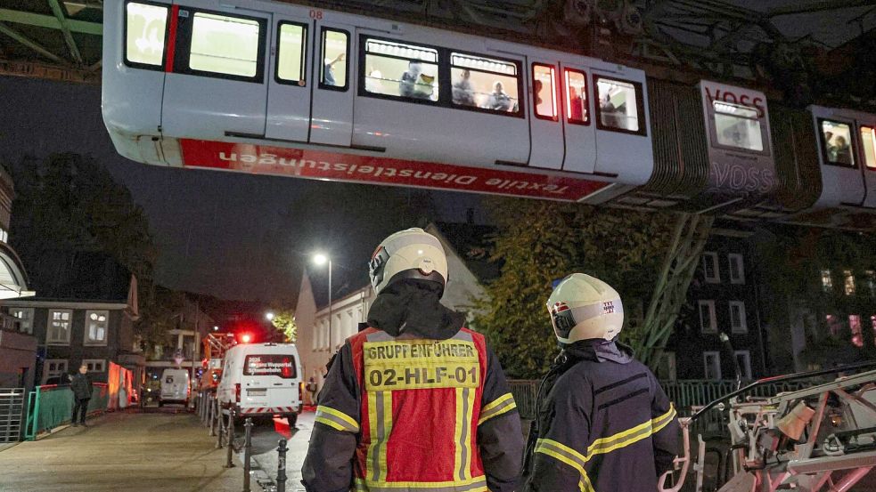 Die Feuerwehr holte die Fahrgäste über eine Drehleiter aus der Bahn. Foto: Christoph Petersen/dpa