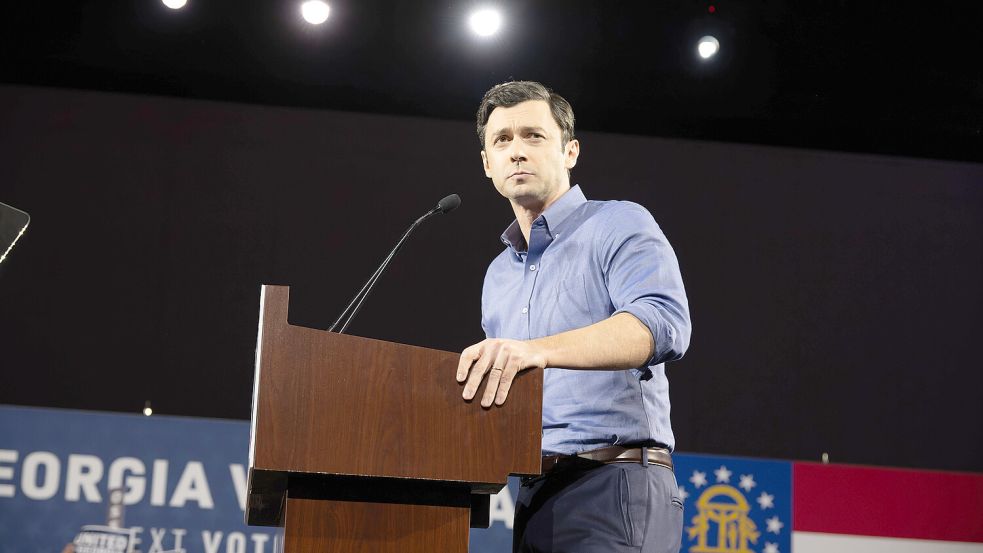 Selbstsicher und redegewandt: Senator Jon Ossoff auf einer Wahlveranstaltung im Cobb Convention Center in Atlanta, Georgia. Foto: Imago/Zuma Press Wire