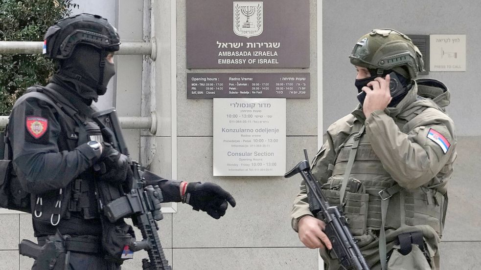 Ein junger Serbe griff mit Messern einen Polizisten vor der israelischen Botschaft in Serbien an, der ihn schließlich erschoss. Foto: Darko Vojinovic/AP/dpa