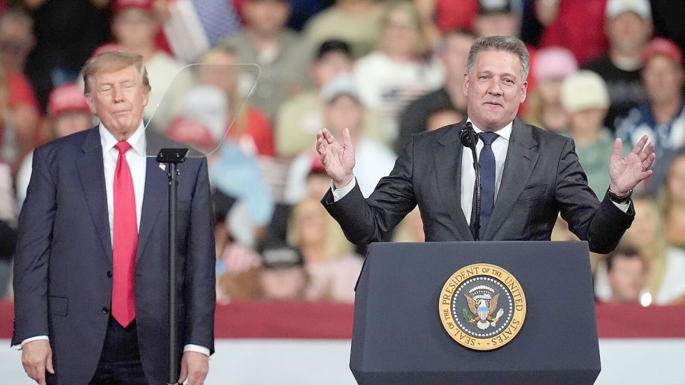 Döllner mit Trump - „weit mehr als eine Frage des schlechten Geschmacks“. (Archivbild) Foto: Mike Stewart/AP/dpa