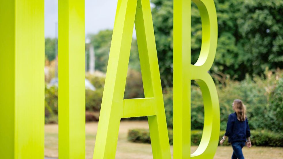 Das Arbeitsmarktbarometer des Instituts für Arbeitsmarkt- und Berufsforschung (IAB) ist erstmals seit längerer Zeit wieder im positiven Bereich.  Foto: Daniel Karmann/dpa